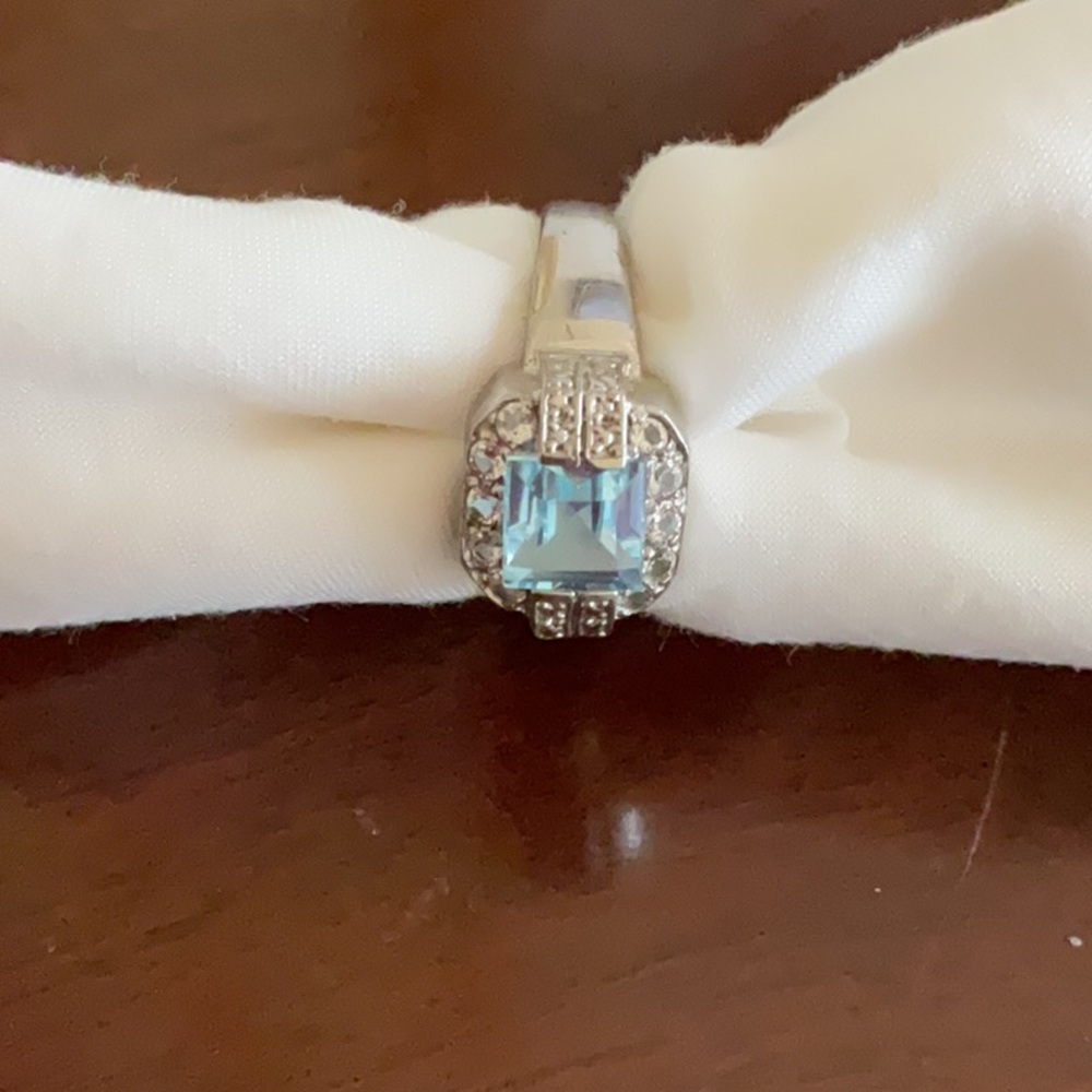 Elegant Silver and Blue Aquamarine Ring
